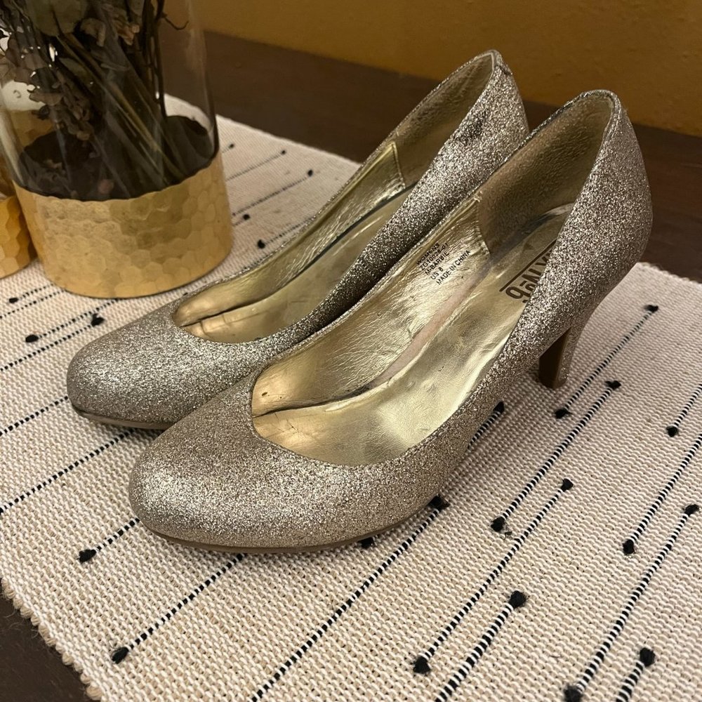 Gold Glitter Pumps!